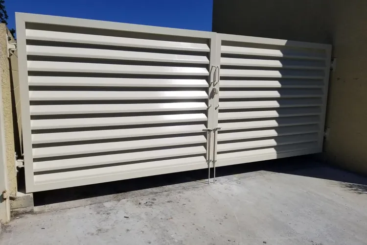 Louvered gate system